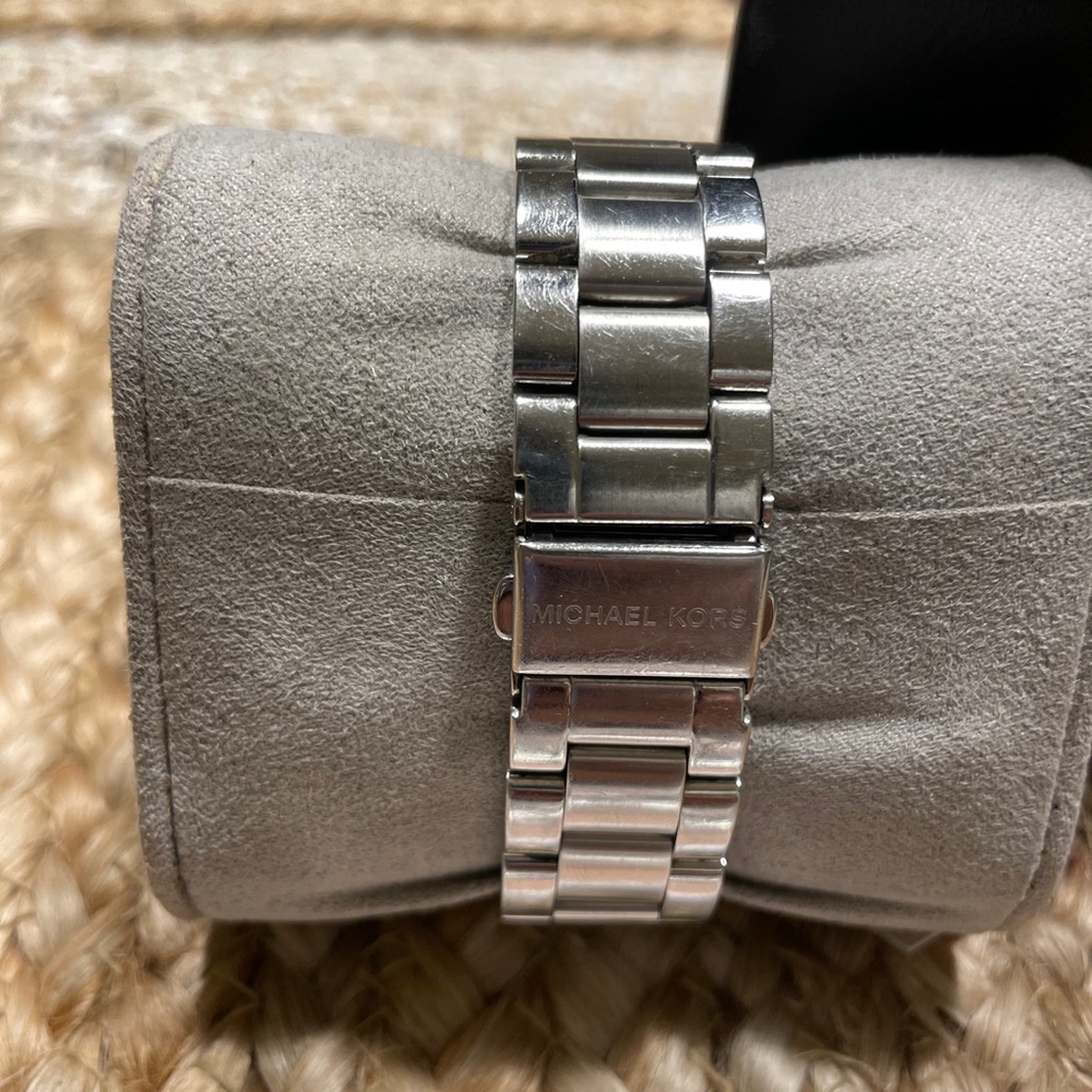 Michael Kors Everest MK5870 Watch-Baguette Crystals! Tags & Original Box! - Picture 3 of 5
